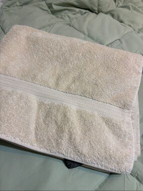 Ralph Lauren Classic Cream Bath Towel - Soft Absorbent Home Bath approx. 30”x52”